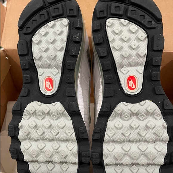 **FLASH  SALE** 
NIKE AIR MAX 2009 White Leather NEVER WORN - Size 6.5 -NO BOX - Picture 5 of 6